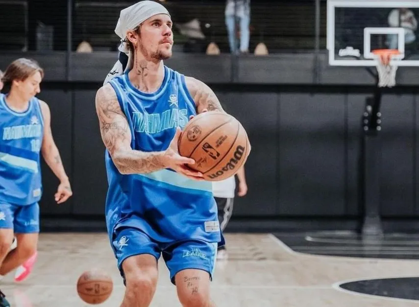 Justin Bieber sorprende a sus fanáticos en «The League» Basketball en Los Ángeles